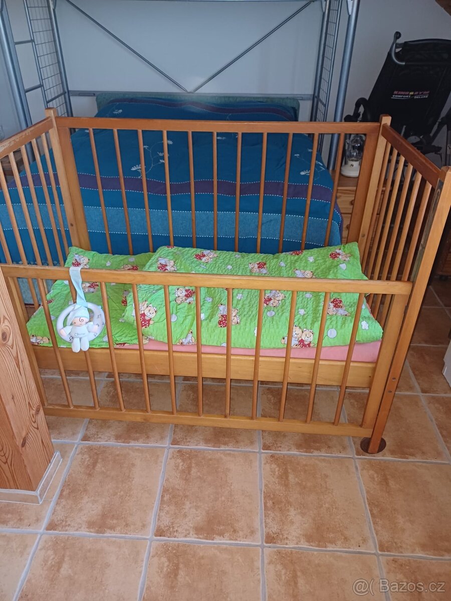 Prodáme dřevěnou dětskou postýlku s matrací a příslušenstvím