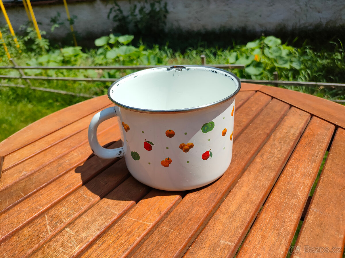 prodám starý hrnec smalt s uchem,výška 10 cm za 60kč