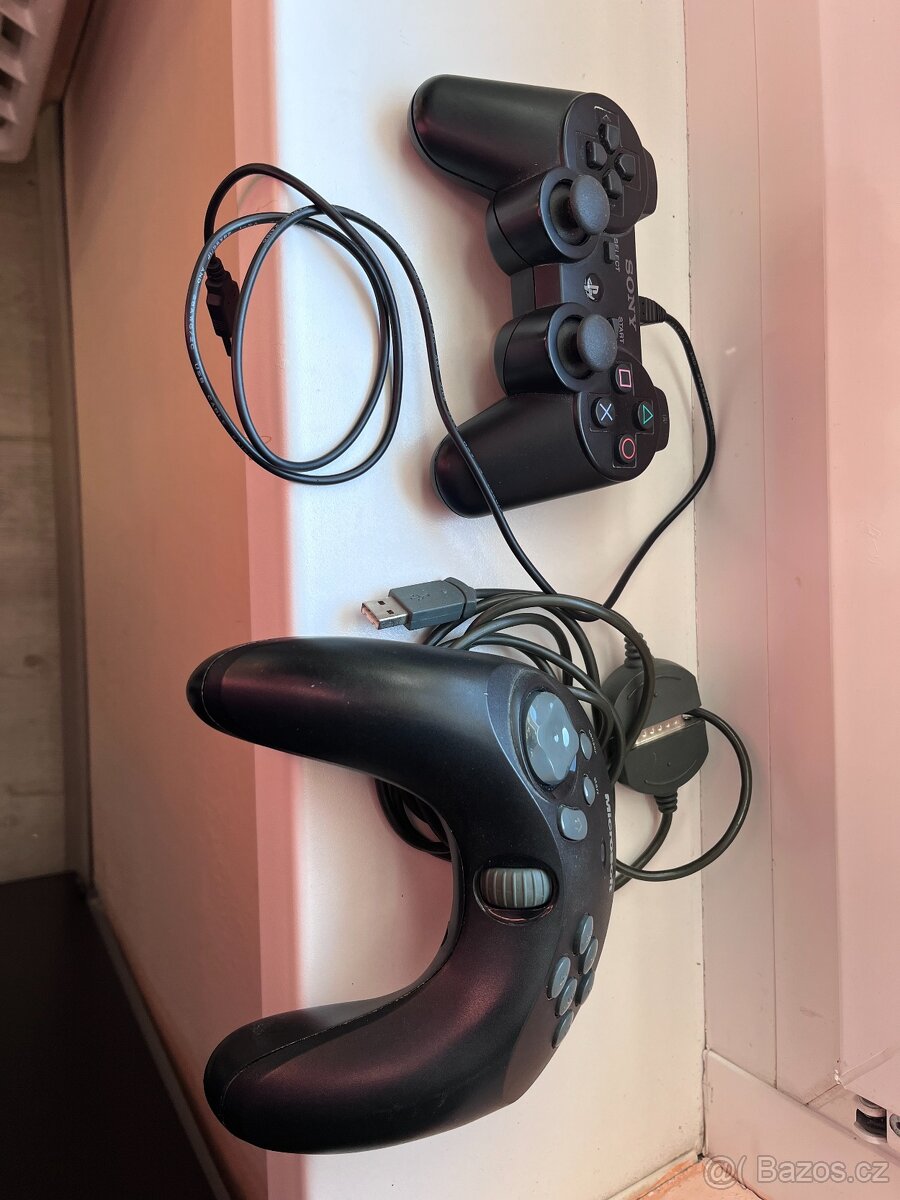Herní ovladače od Microsoftu a od Sony PS3