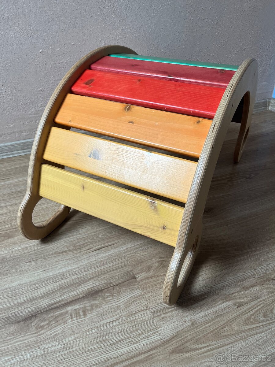 Duhová Montessori houpačka/skluzavka