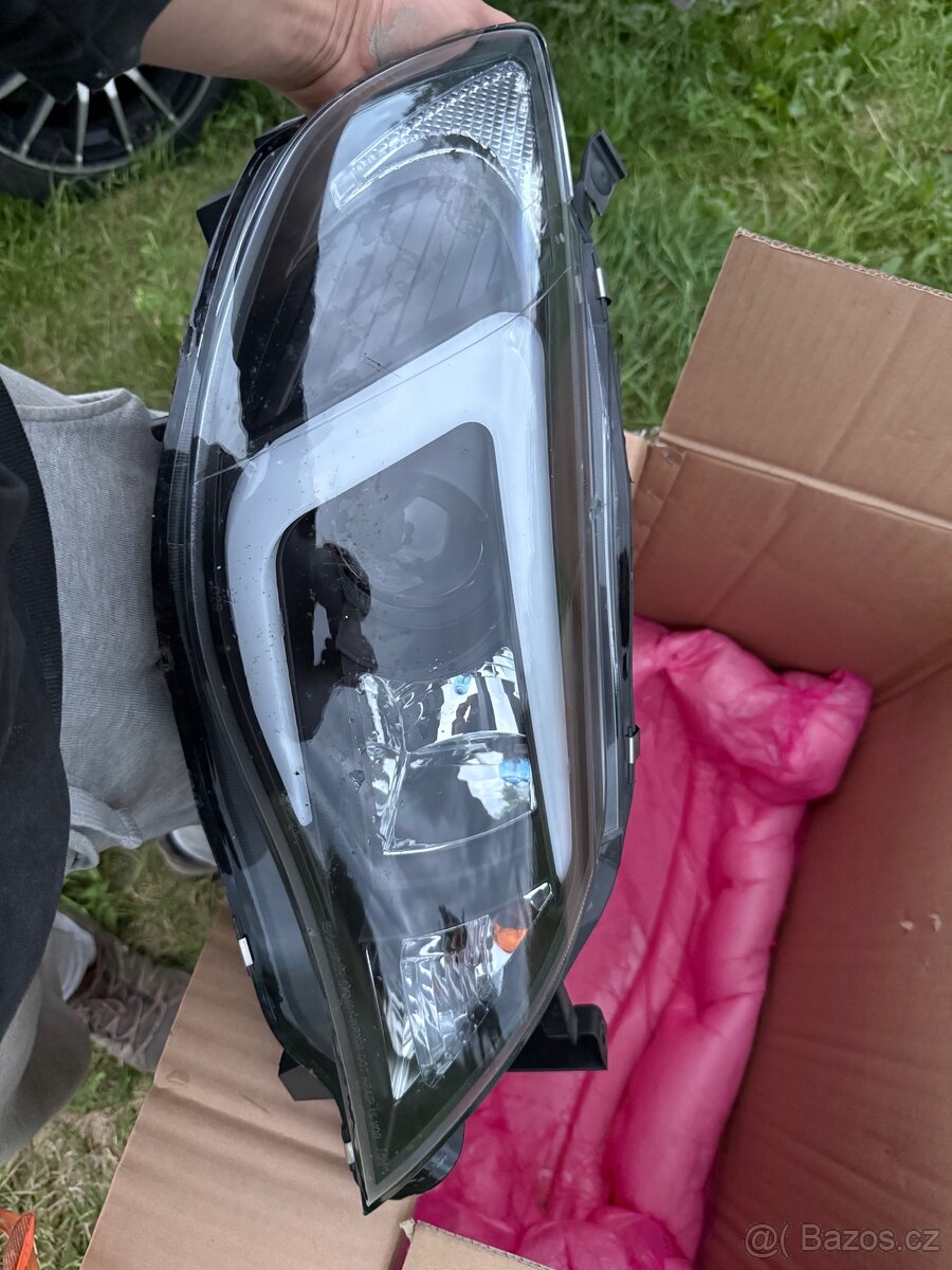 Subaru impreza hatchback GH přední světla. Zánovní stav