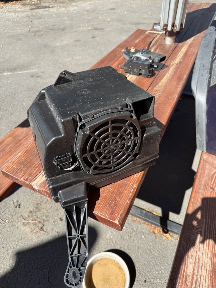 3V0 035 412 - Subwoofer škoda Superb 3