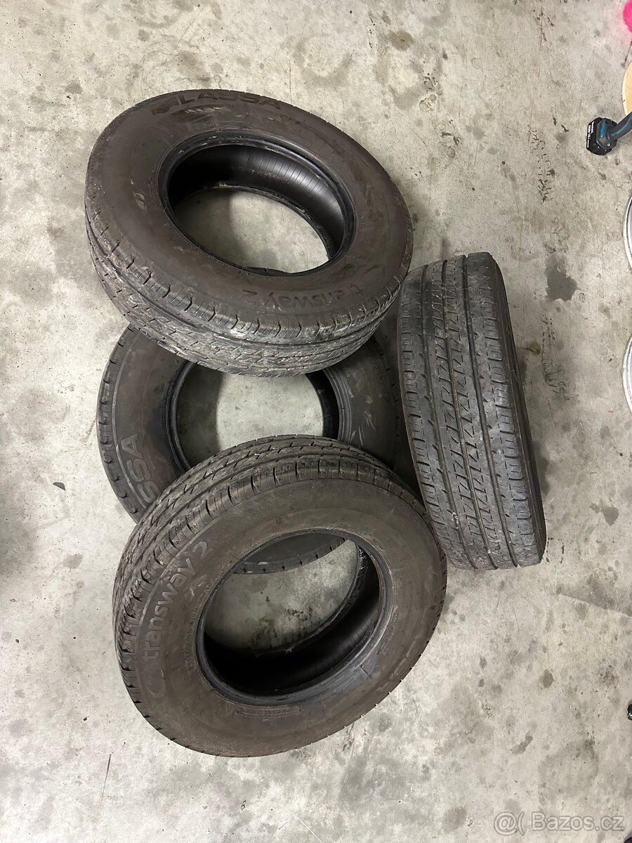 225 75 r16c pneu