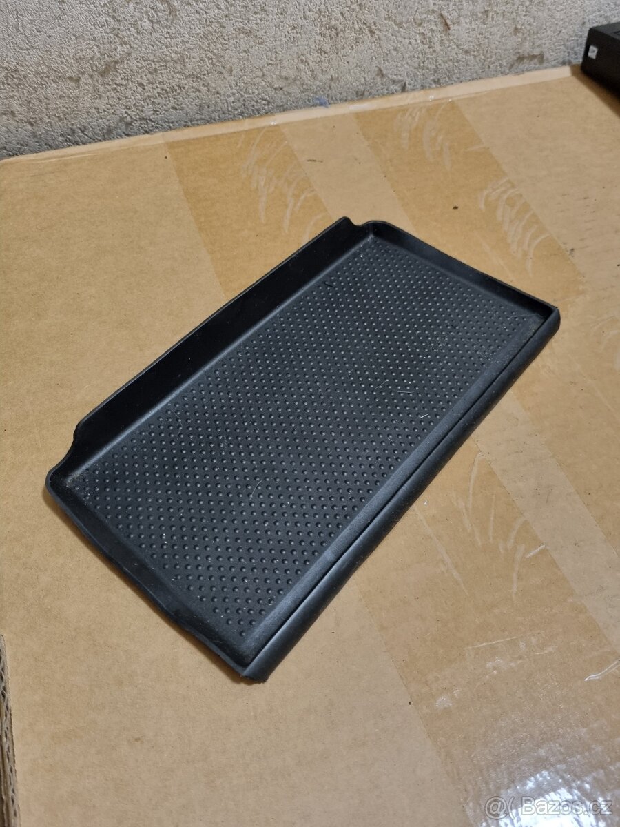 Gumová vložka do odkládací přihrádky VW Passat B5.5