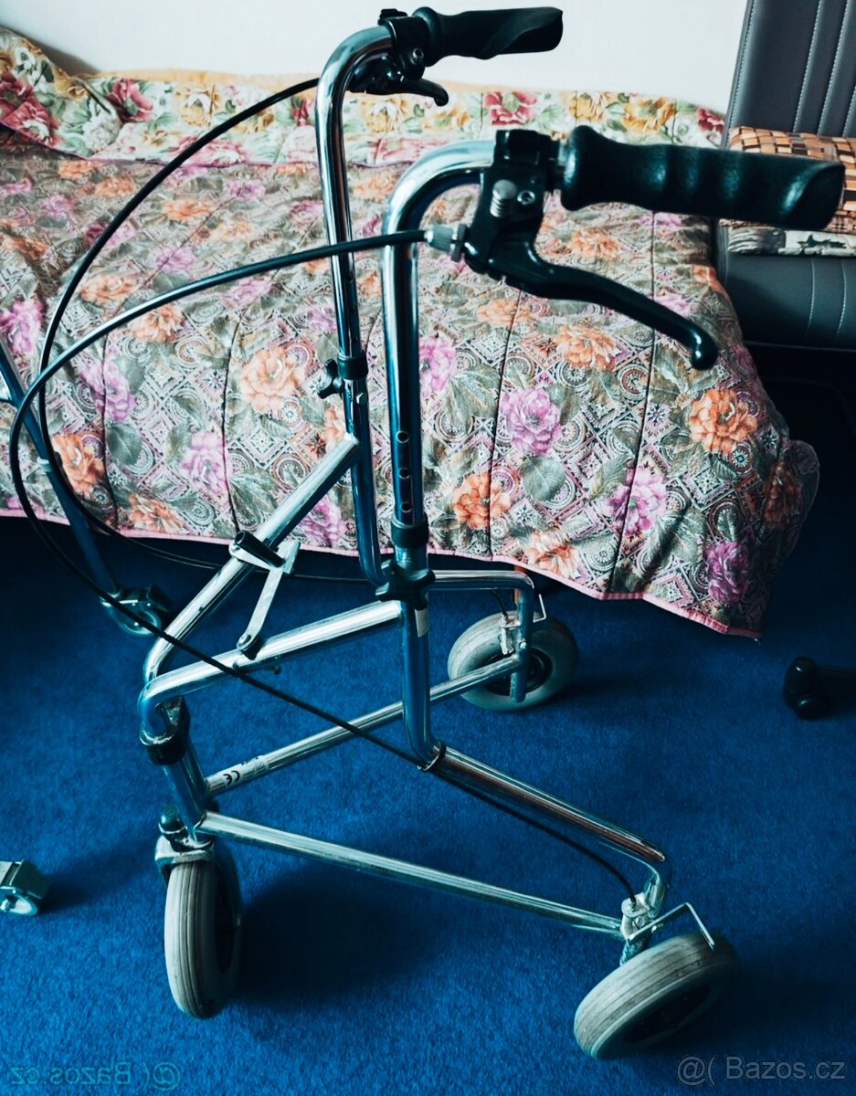 Chodítko pro seniory skládací