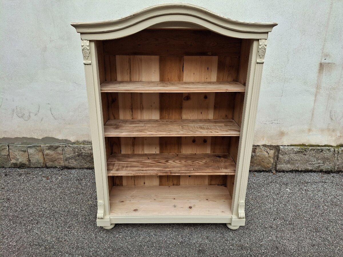 Hezká starožitná knihovna po renovaci