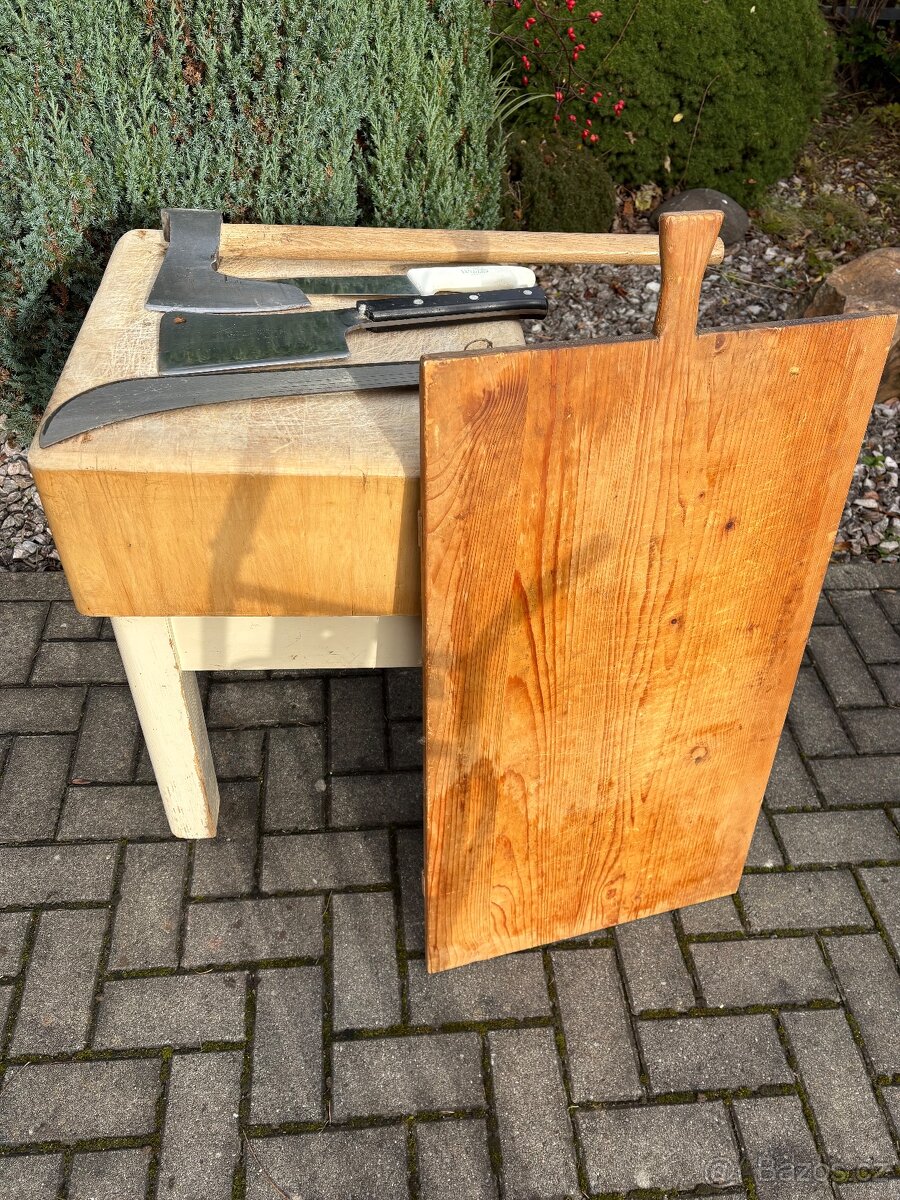 Řeznické vybavení, špalek, sekera, nože