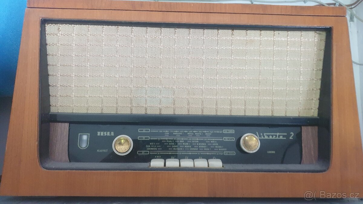 Prodám staré rádio s gramofónem.