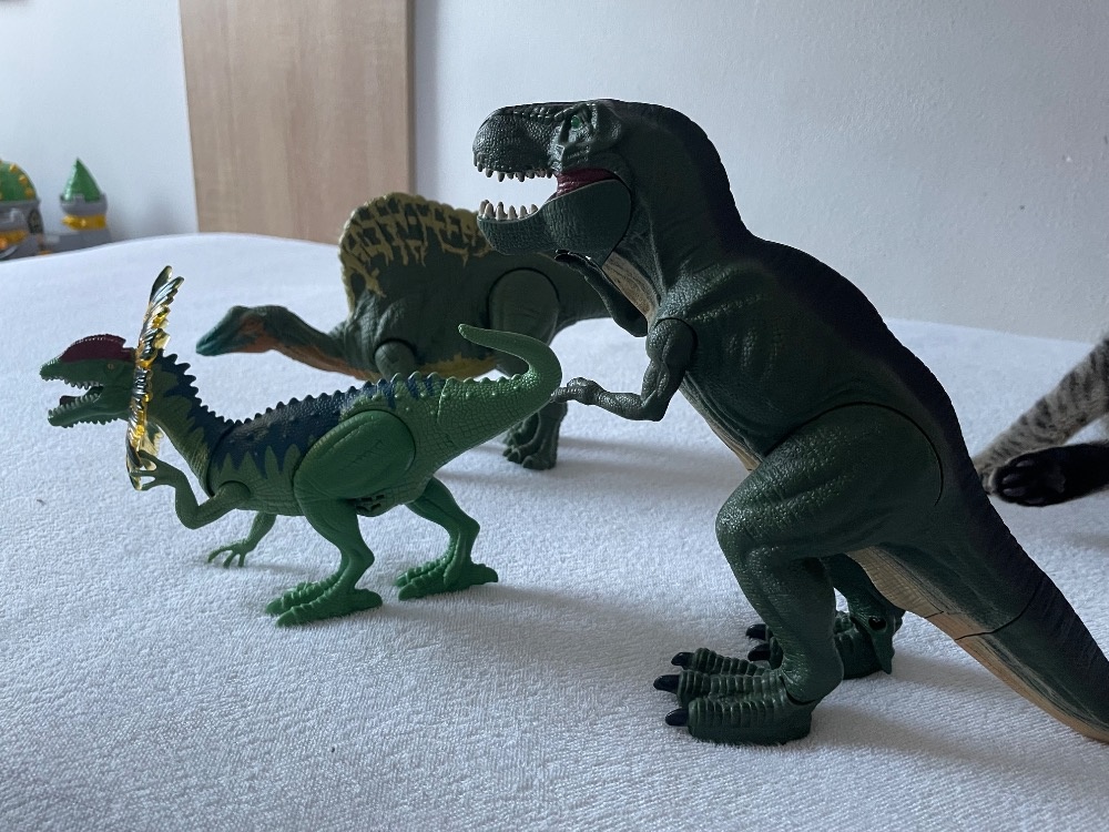 Dinosauři, všichni tři se zvuky + dino pistole vše 500 Kč