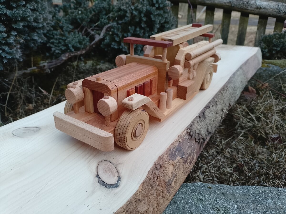 Hračka - historické hasičské auto