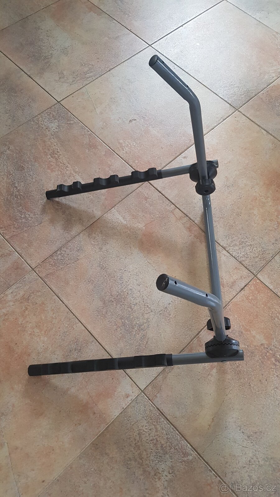 Drzak na kola na zed. Stavitelny. Zanovni nepouzity.