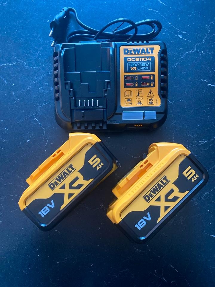 Nová sada DeWALT DCB1104P2
