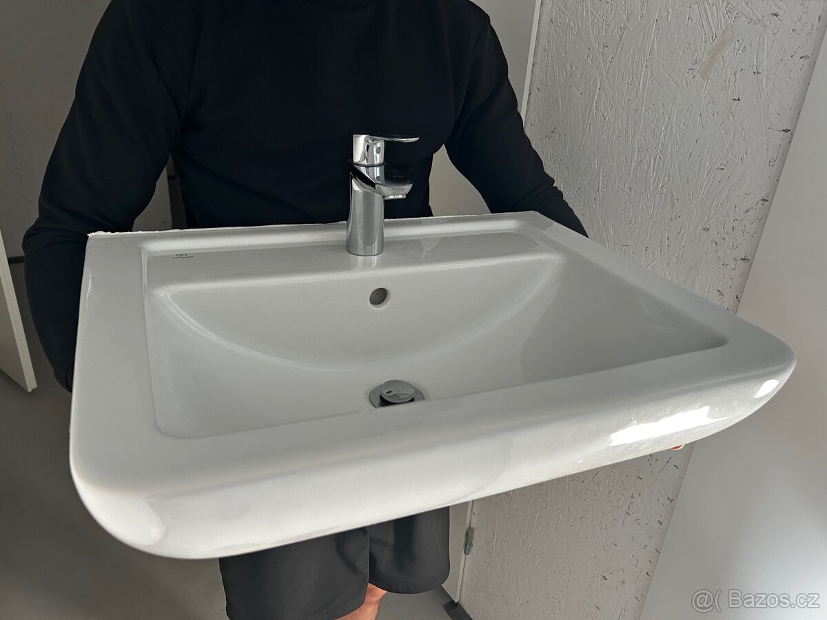 Umyvadlo Ideal Standard 60 cm s baterií Grohe