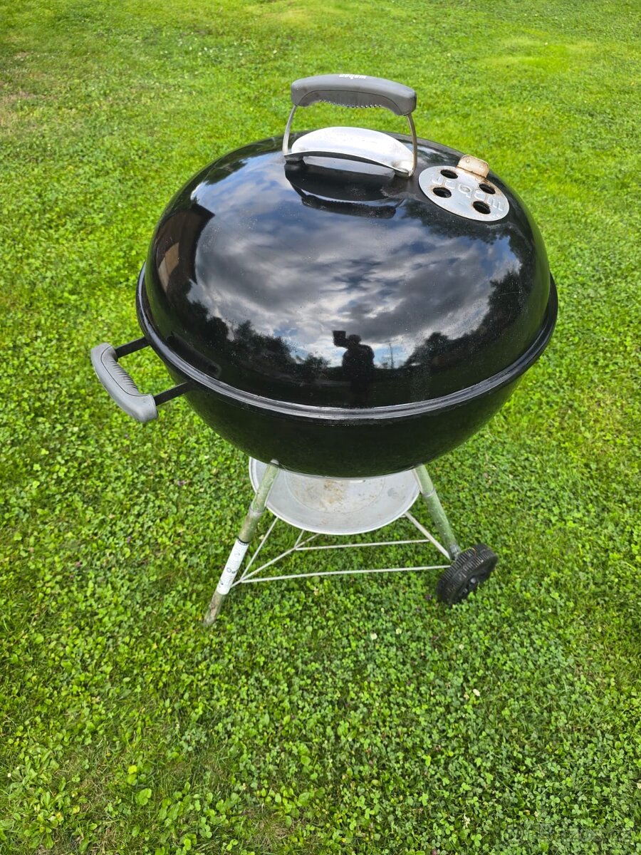 Gril Weber na dřevěné uhlí/ brikety