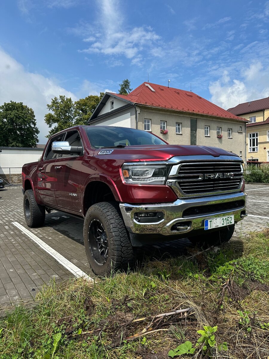 Dodge RAM 1500 5.7 HEMI Nebouraný