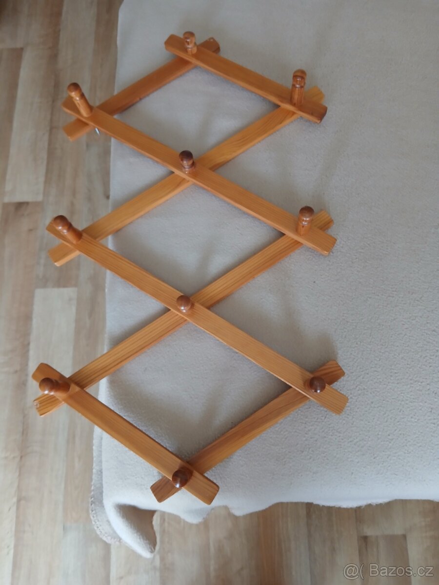 Věšák dřevěný