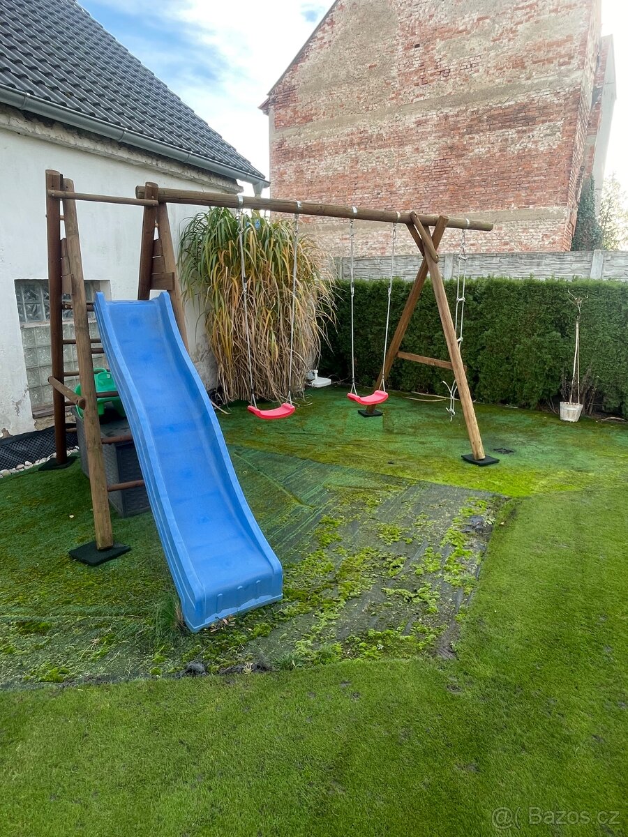 Dětské hřiště se skluzavkou