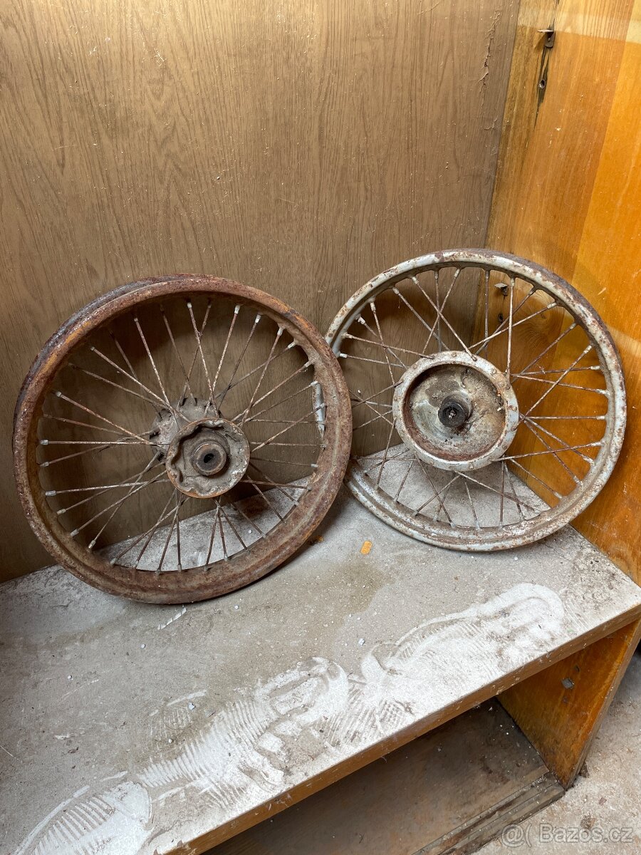 Kola malá kývačka