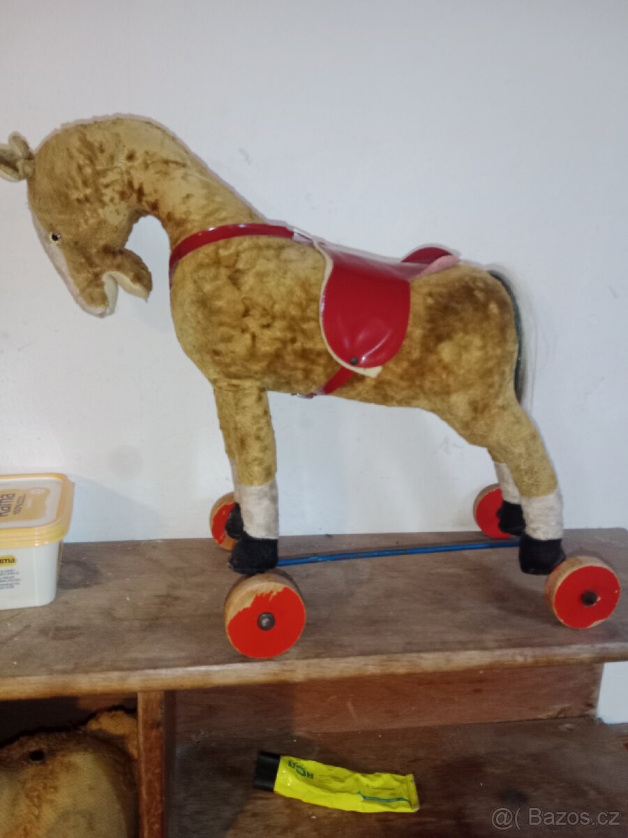 starožitný medvěd a kůň na kolečkách