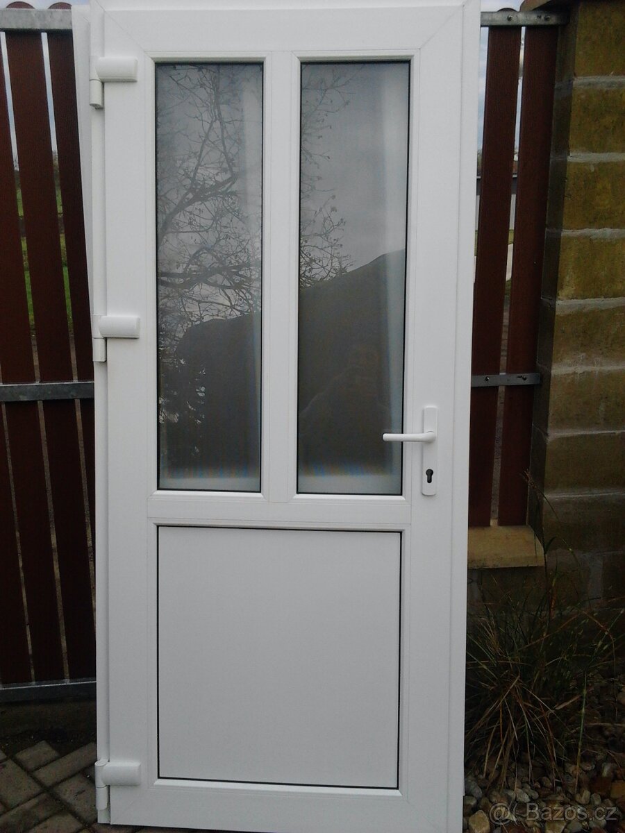 Prodám vchodové plastové dveře