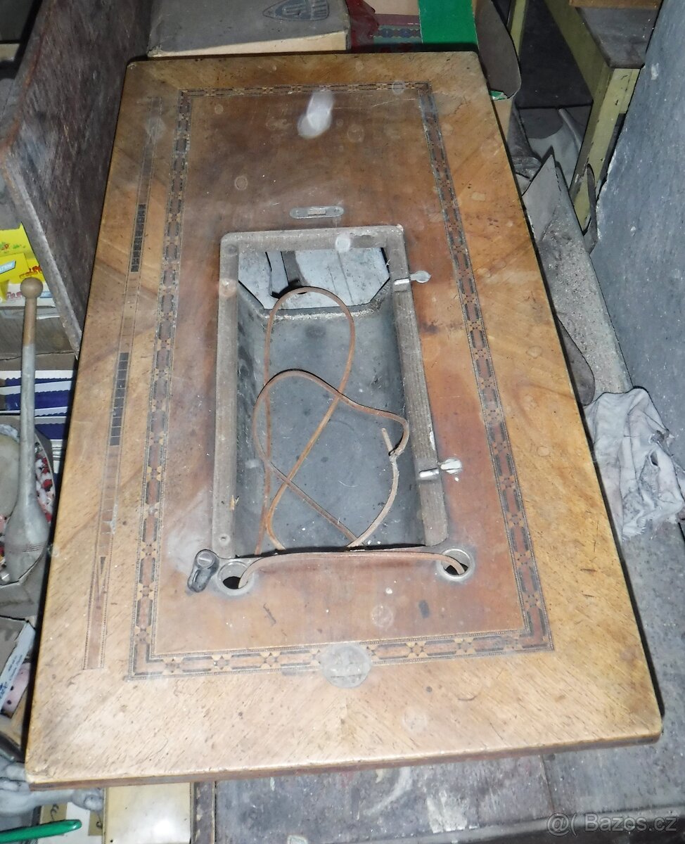 lustr,stínidla,deska šic.stroje,hodiny,dveř. a nábyt. kování