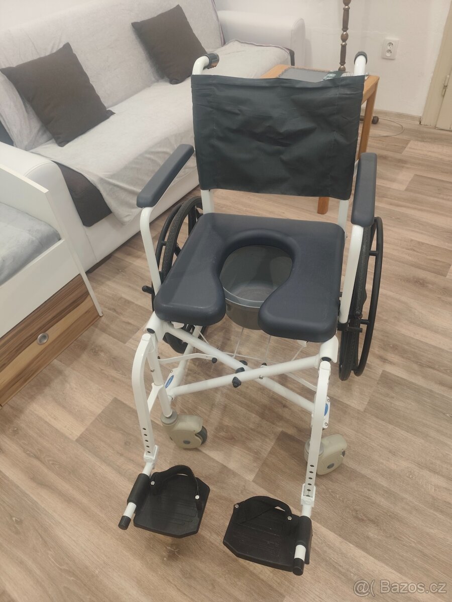Toaletní sprchovací křeslo invacare