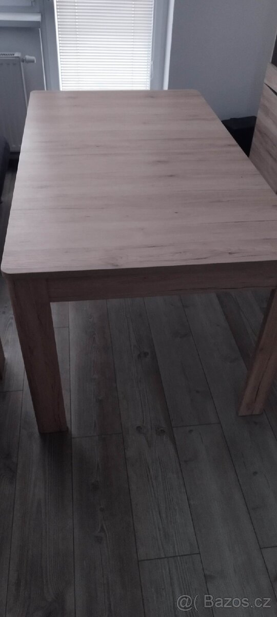 Jídelní stůl
