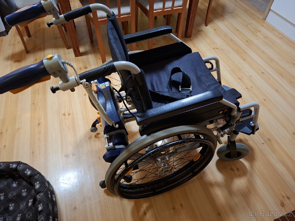 Invalidní vozík s motorkem