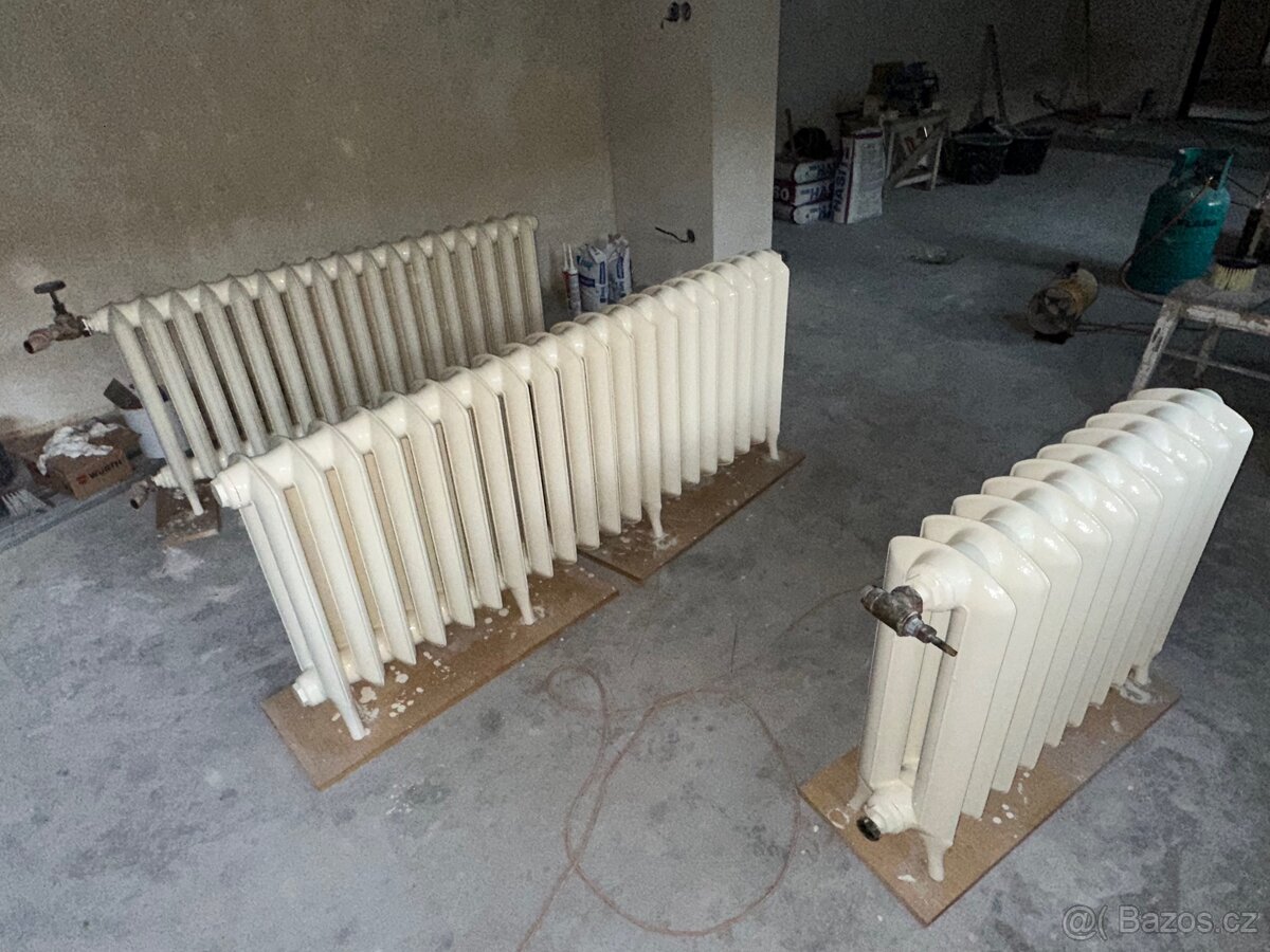 Tři litinové radiátory