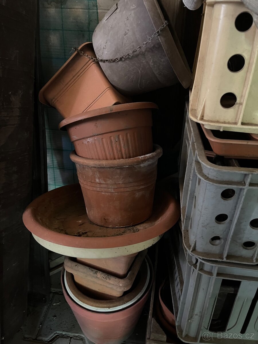 Různé květináče a truhlíky