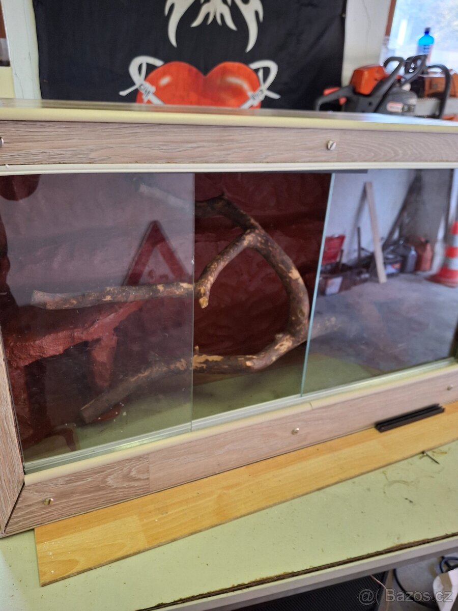 Prodám dvě terárium