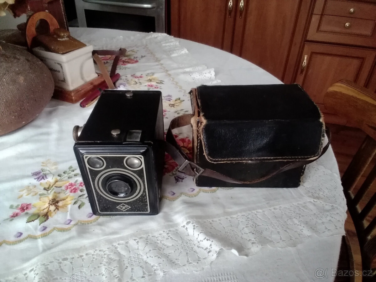 Starý, historický fotoaparát AGFA-BOX s kož.brašnou