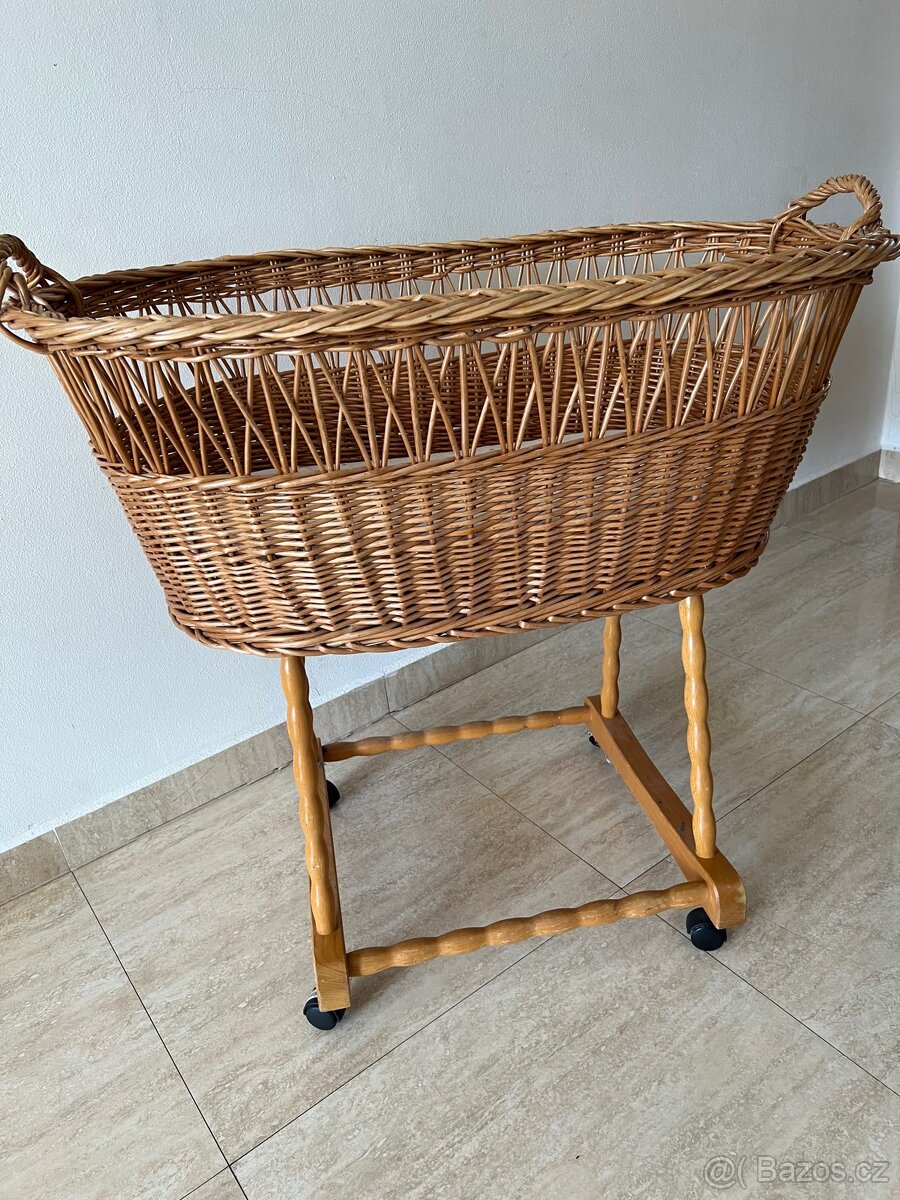Proutěná postýlka na miminko