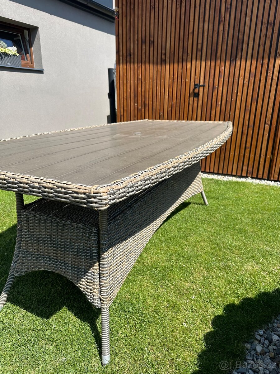 Zahradní ratanový stůl