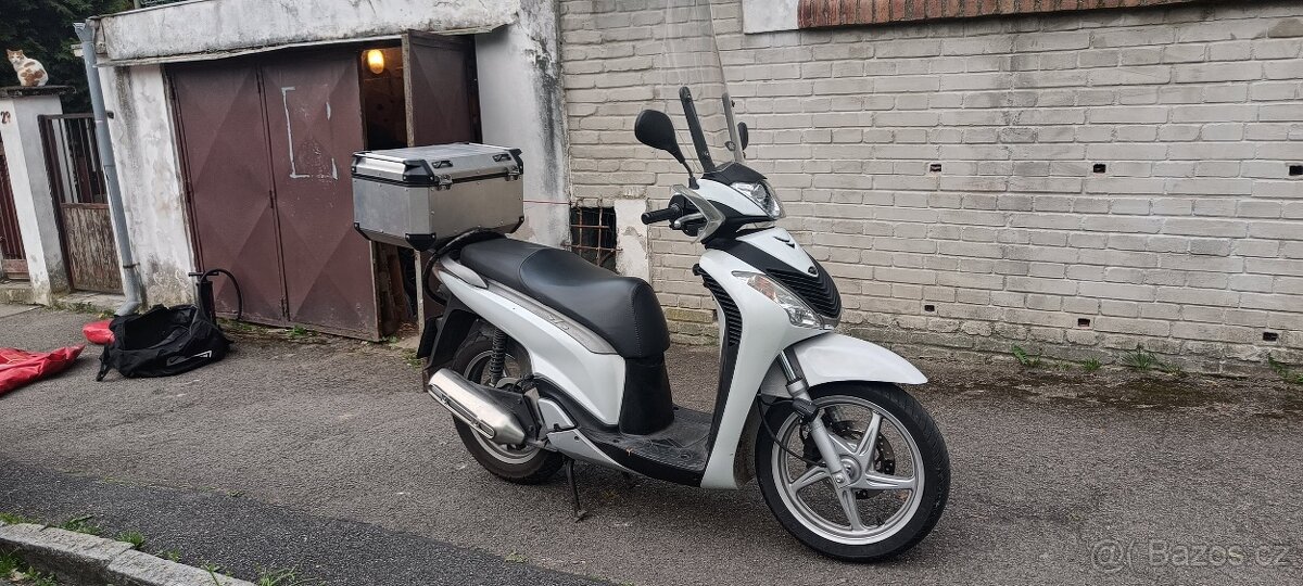 Skůtr Honda SH 125i - Nová bateriea doplňky za 11K