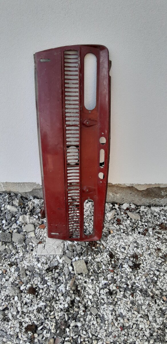 Škoda 100 zadní čelo