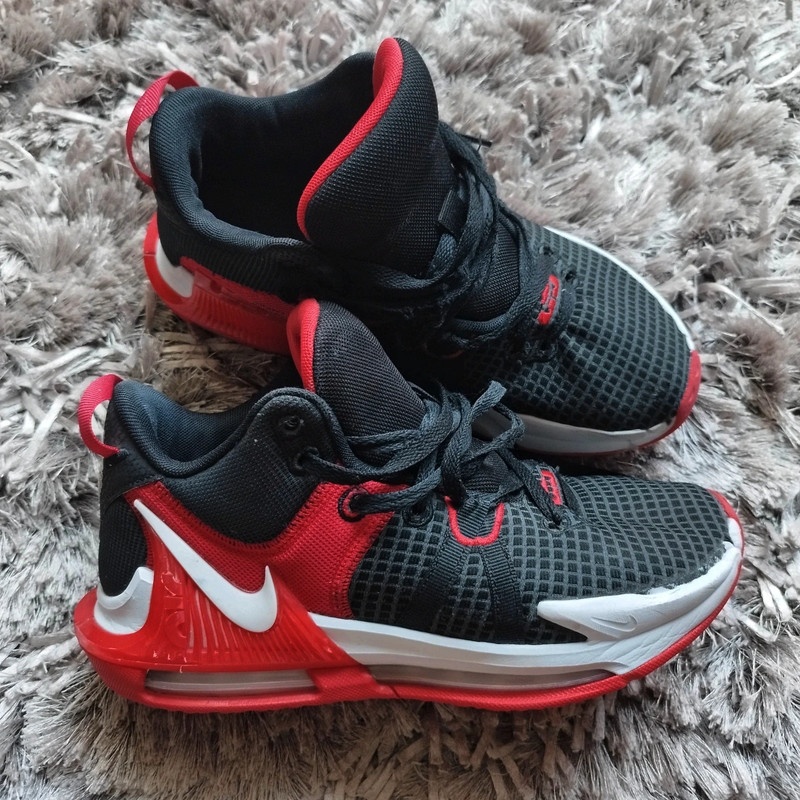 Sportovní basketbalové boty Nike Lebron Witnese 7
