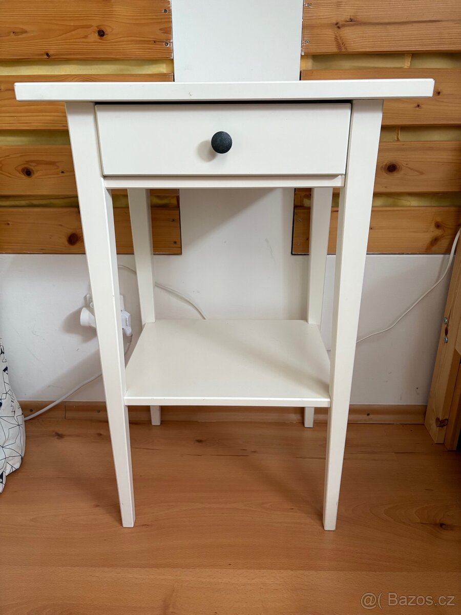 Noční stolek Hemnes