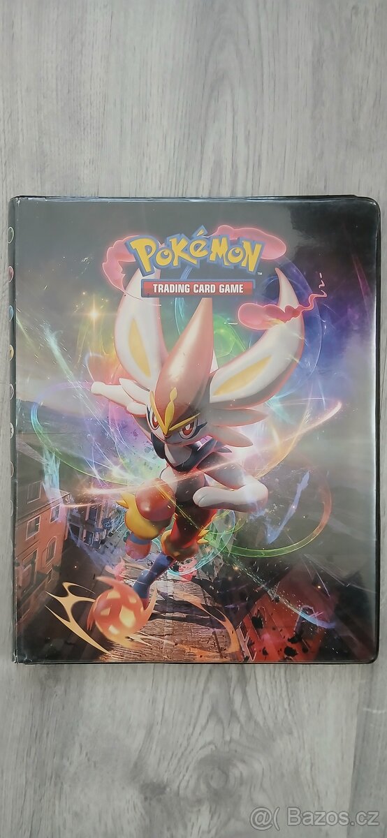 Pokemon karty v albu
