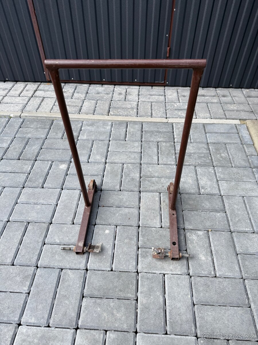 Stojan na menší motorku