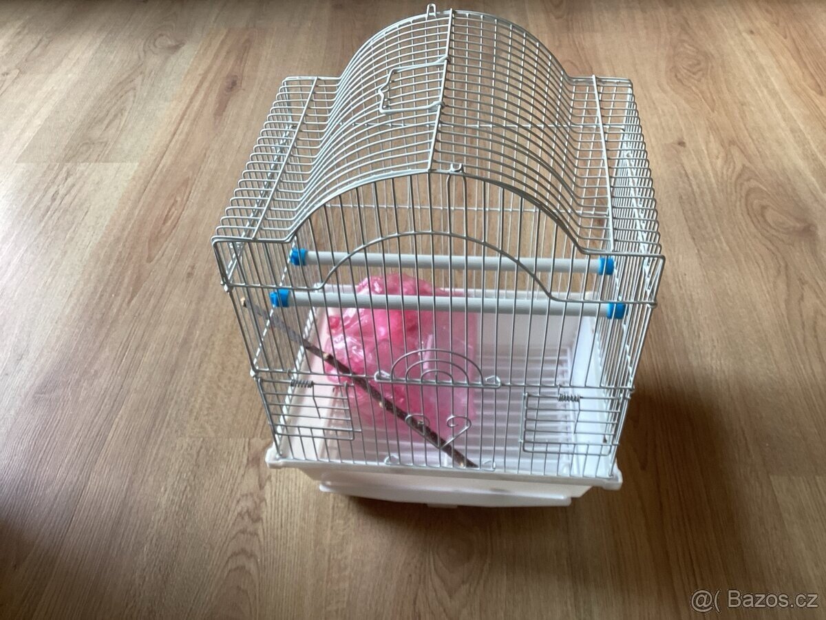 Menší klec, nepoškozená pro zebřičky.