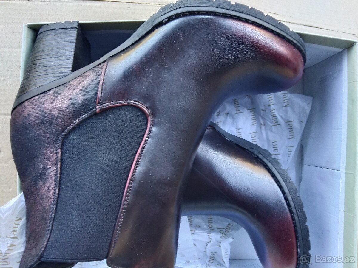 Vínovo- černé kozačky kotníkové 39