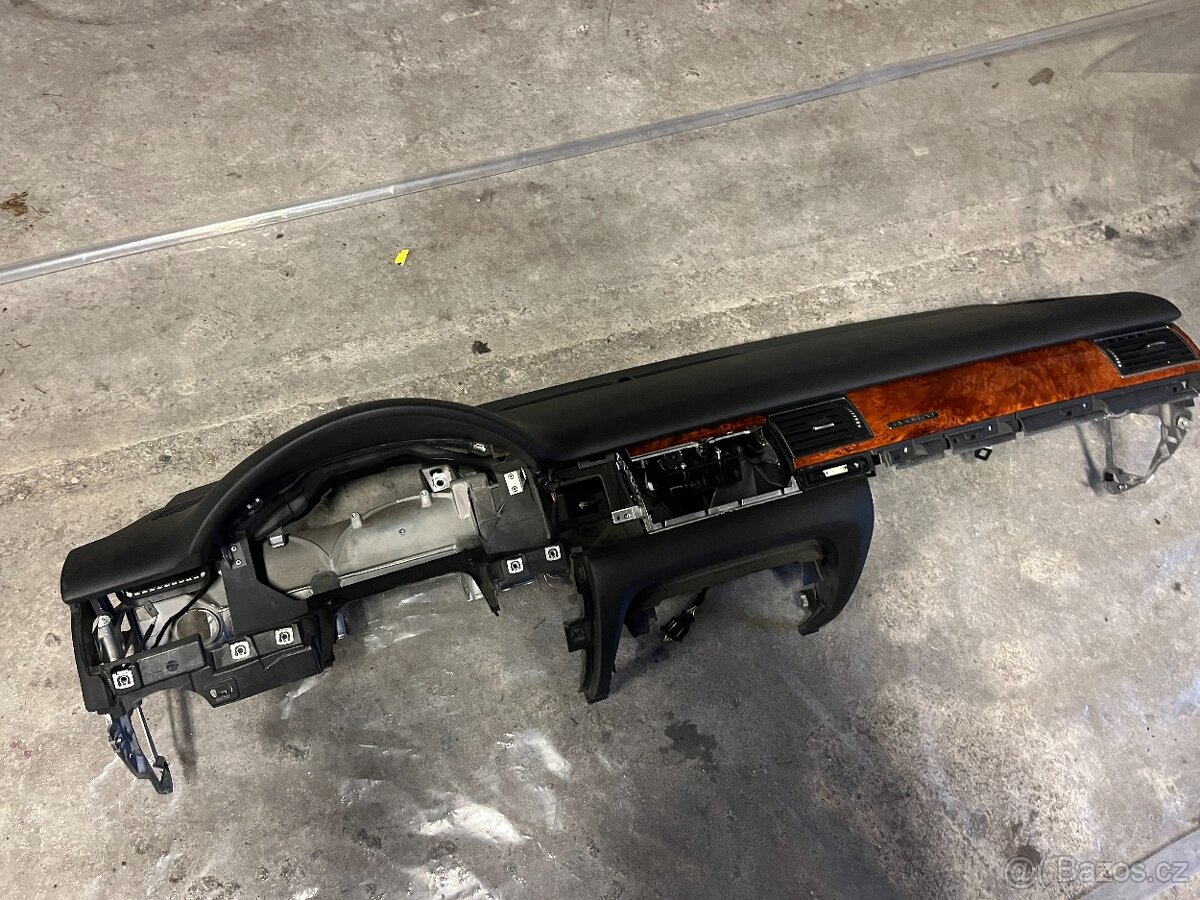 PALUBNÍ DESKA AUDI ČERNÁ A8 4E D3 4E1857003D