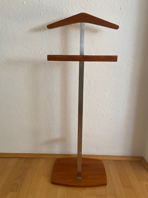 Luxusní podlahový stojan na oblečení