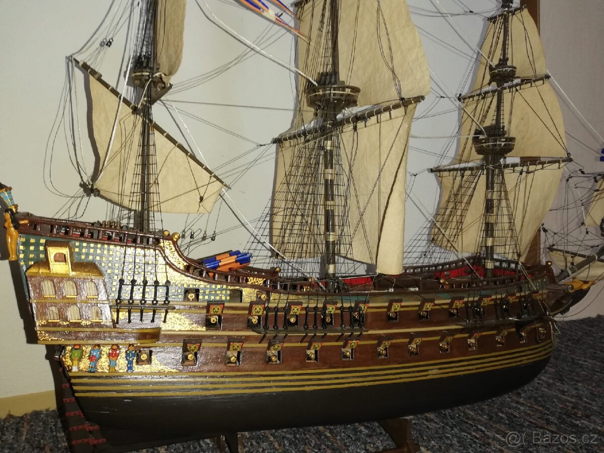 Dřevěný model lodě s krytem – styl historicke plachetnice