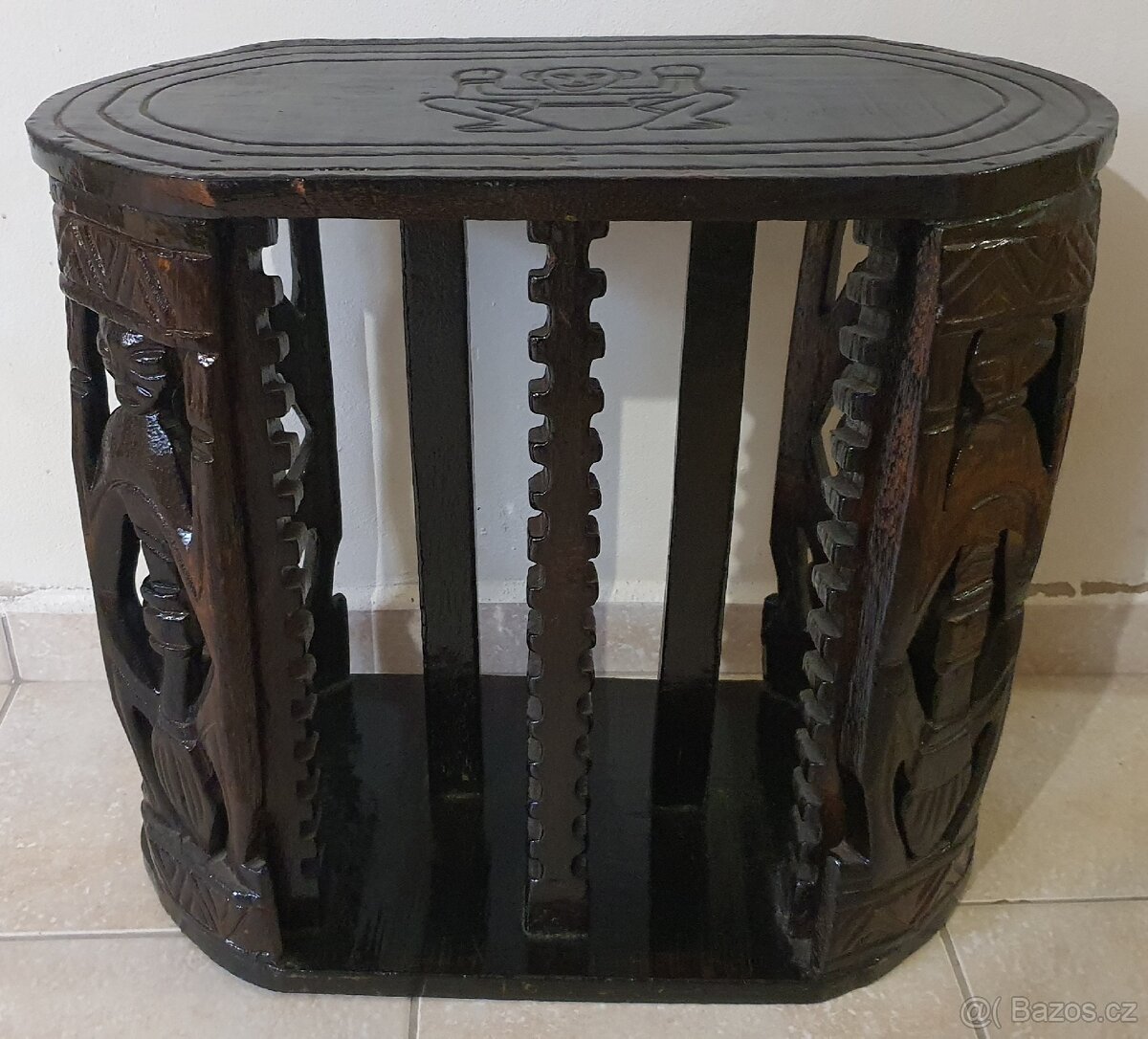 Dřevěný stojan na 28 CD.