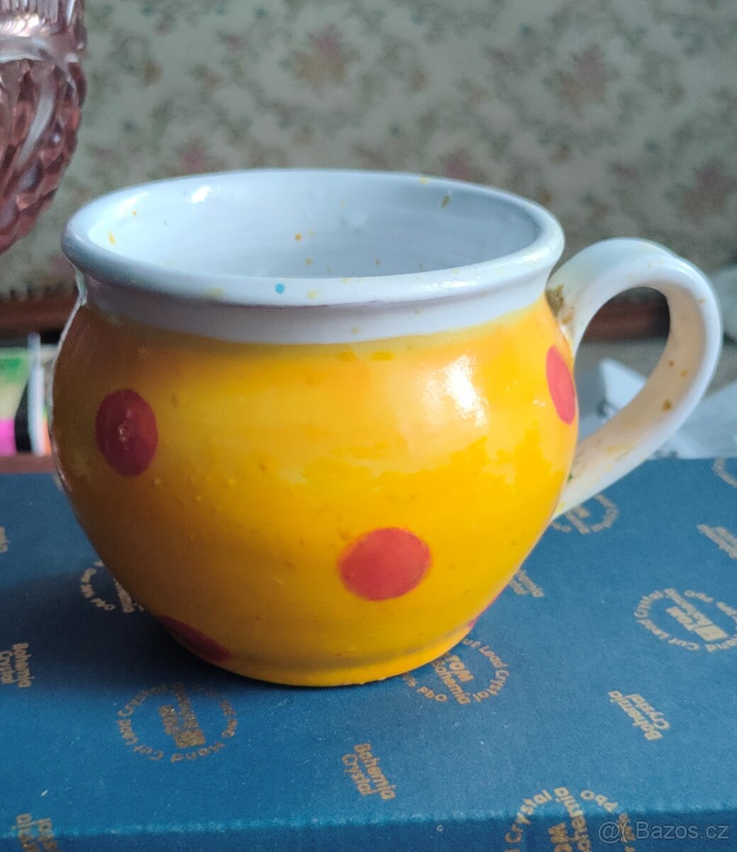koupím sytě žlutý hrnek s červenými puntíky