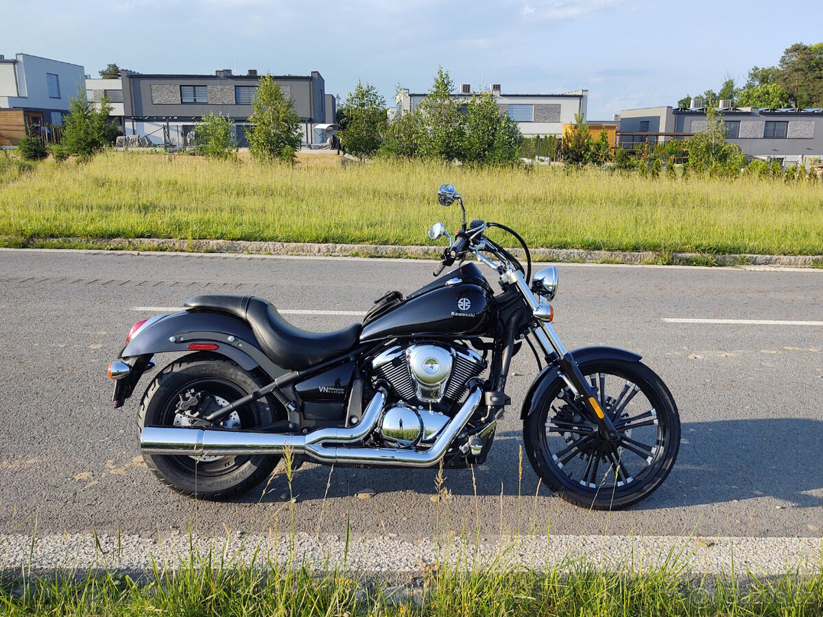Kawasaki Vulcan VN900 Custom, nové pneu, po servisu -