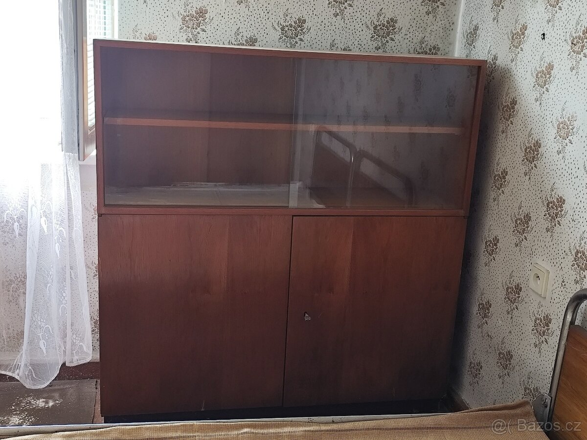 Starožitná skříň