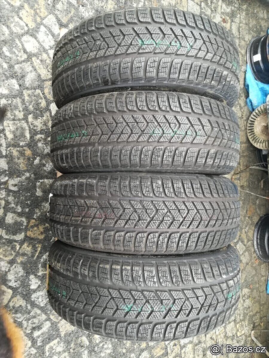 215/55/18 zimni pneu PIRELLI 215/55 R18